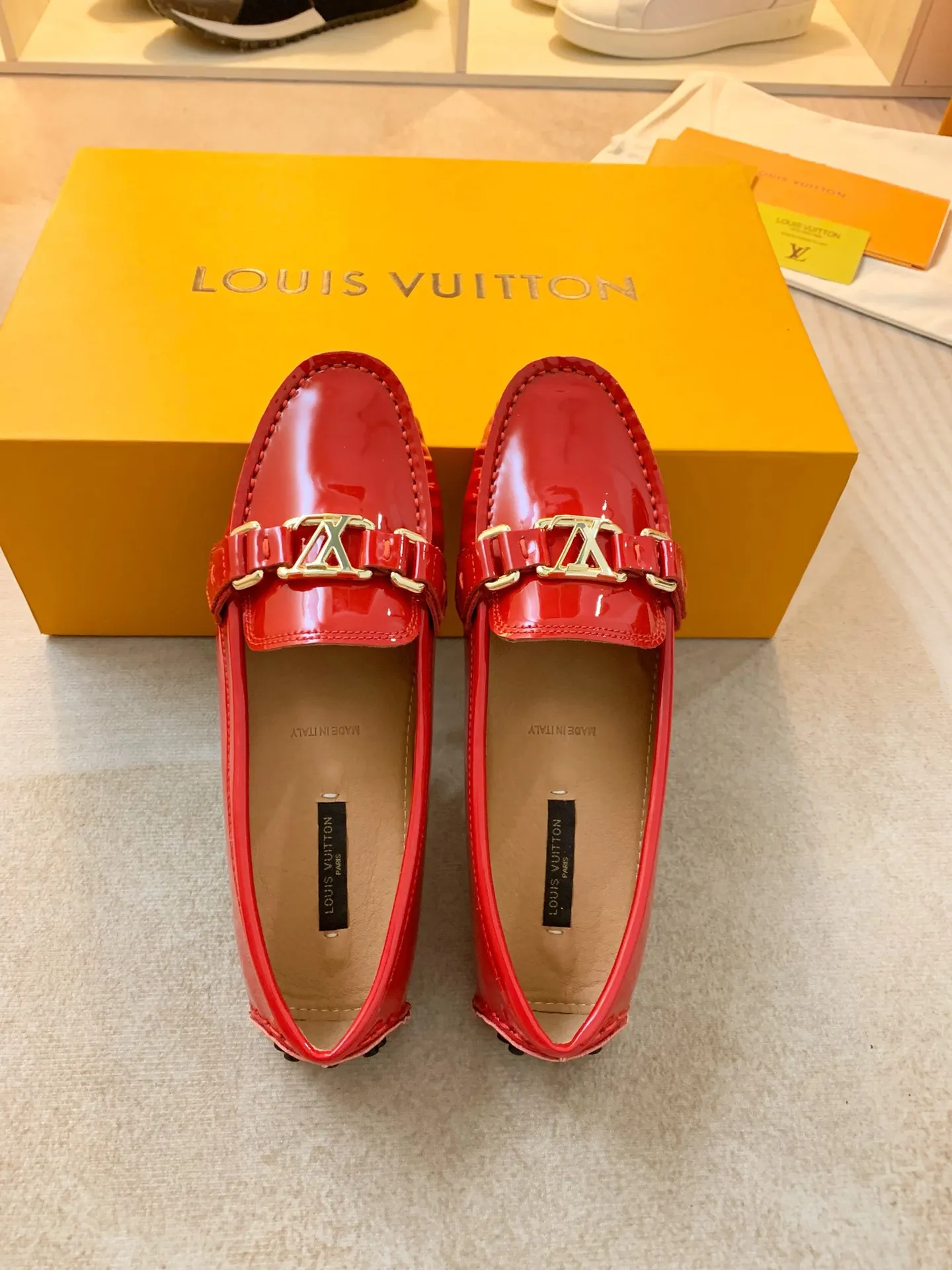 p460💰Couple model❤️🇫🇷 𝙇𝙤𝙪𝙞𝙨 𝙑𝙪𝙞𝙩𝙩𝙤𝙣 🇫🇷Louis Vuitton 2023 Classic𝓛𝓿 𝓣𝓻𝓪𝓲𝓷𝓮𝓻 Sports Series ➪➪➪¯ [Arizona Doudou Shoes Series] ▪️▪️▪️Arizona slip-on shoes are made of Monogram Eclipse canvas. Its hand-painted and dyed edges and hand-sewn uppers fully demonstrate Louis Vuitton's traditional shoemaking craftsmanship. This slip-on shoe is very lightweight. The integrated tongue and upper make it particularly comfortable and flexible. The soft outsole is equipped with rubber padding. Decorated with matching sash. Detailed features: ☑️Monogram Eclipse canvas ☑️Black Eclipse pattern ☑️Hand-painted shoe edges ☑️Hand-sewn uppers (each pair takes time to process) ☑️Integrated tongue and upper construction ☑️Outsole equipped with rubber lining ☑️size: 35_46